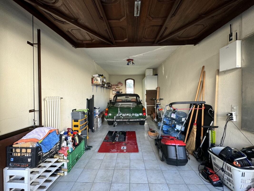 Garage mit geparktem Oldtimer und Lagerutensilien