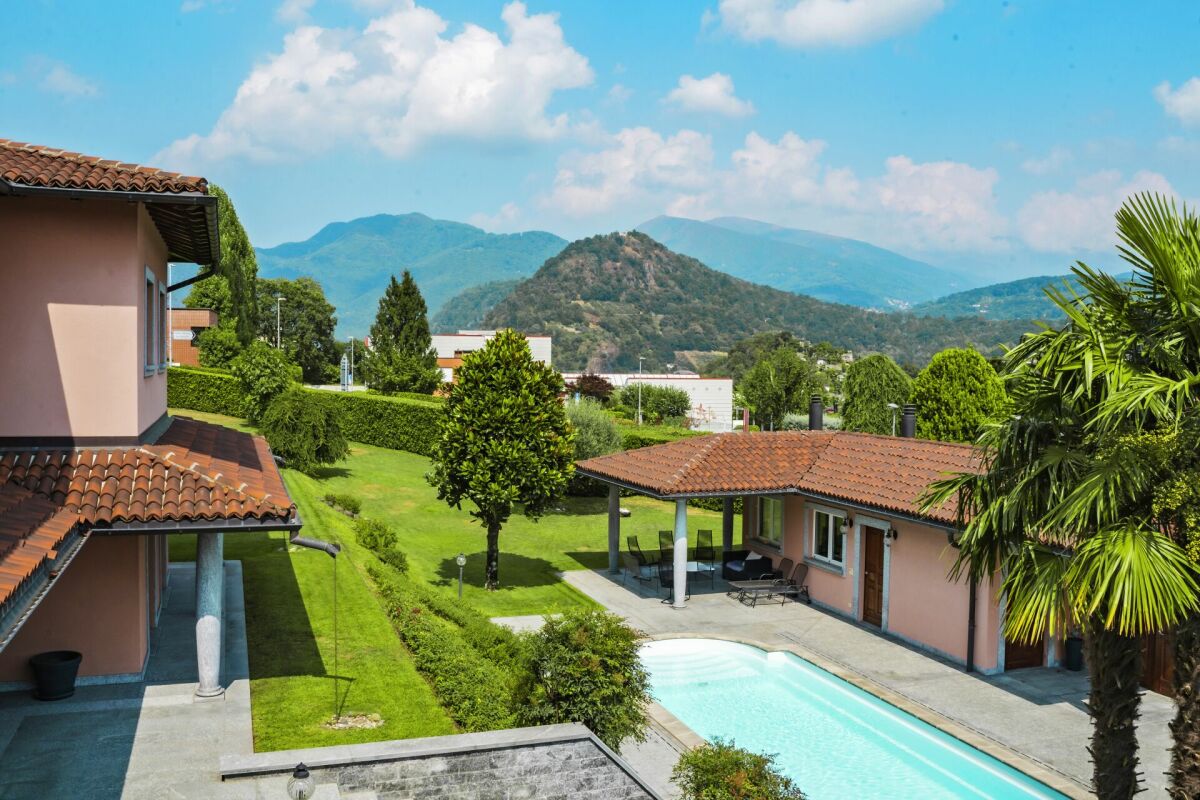 Villa mit Pool und Bergblick
