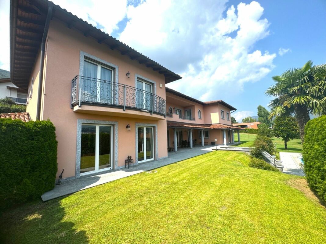 Außenansicht einer mediterranen Villa mit Garten