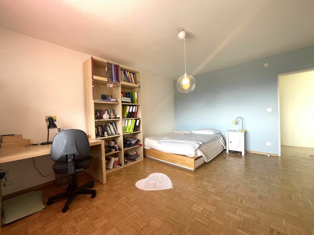 Helles Schlafzimmer mit Arbeitsbereich