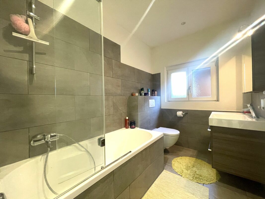 Modernes Badezimmer mit Badewanne, Dusche und WC