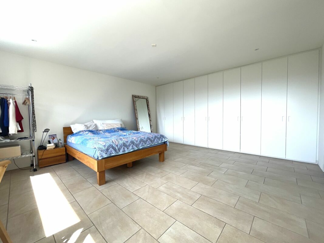 Helles Schlafzimmer mit großem Einbauschrank