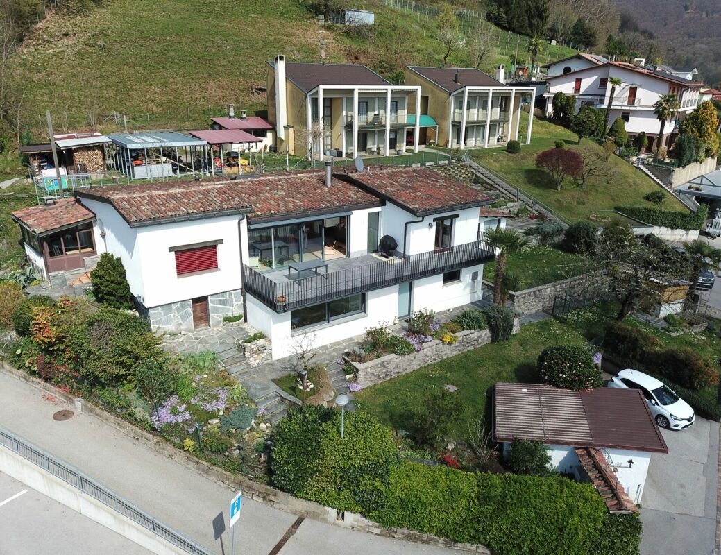 Luftaufnahme eines Wohnhauses mit Gartenhang
