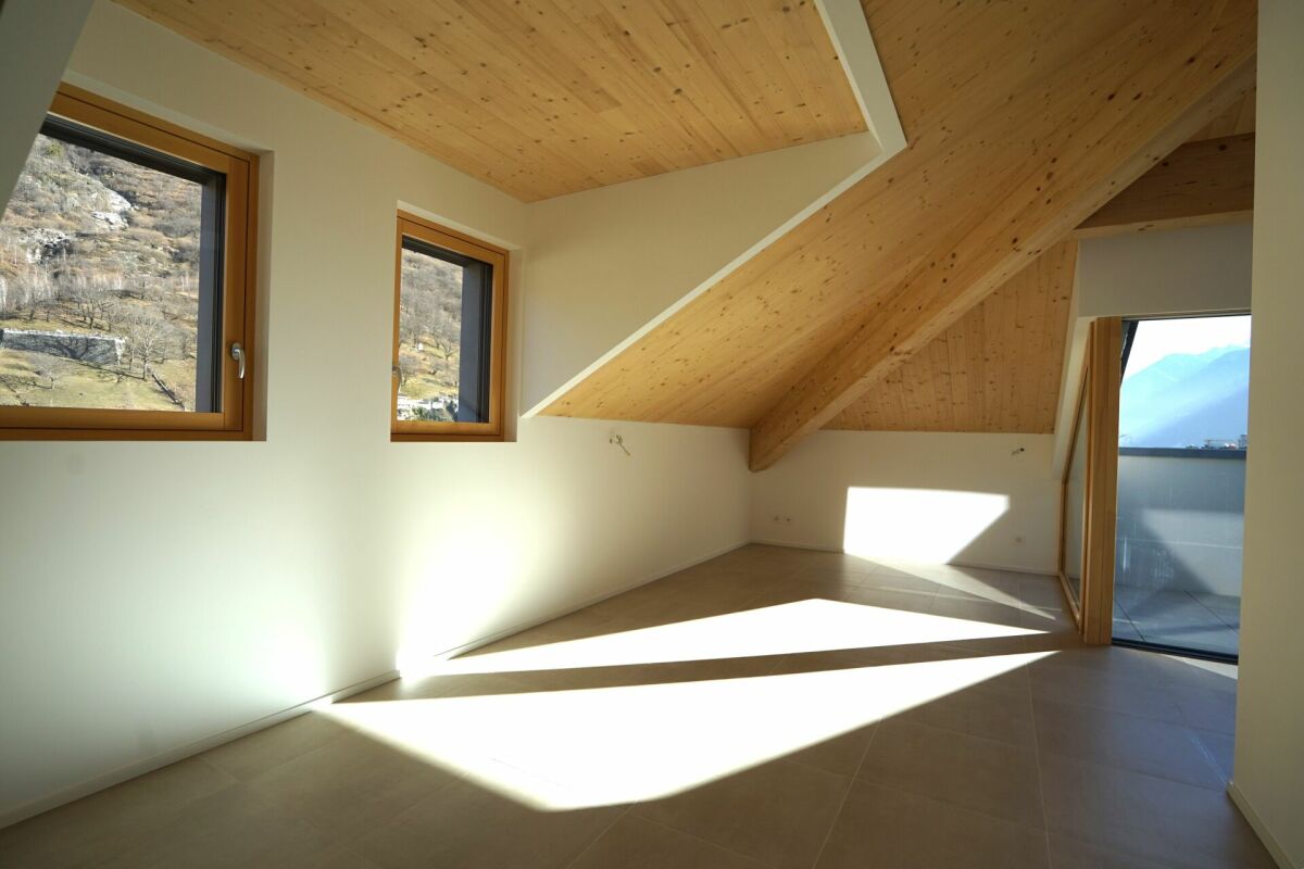 Heller Dachraum mit Holzdecke und Ausblick