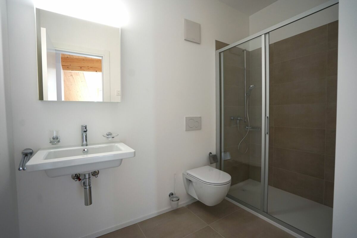 Modernes Badezimmer mit Dusche und Wand-WC