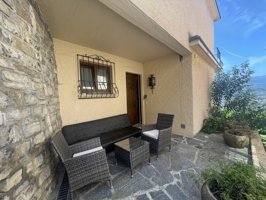 Terrasse mit Sitzgruppe vor dem Haus