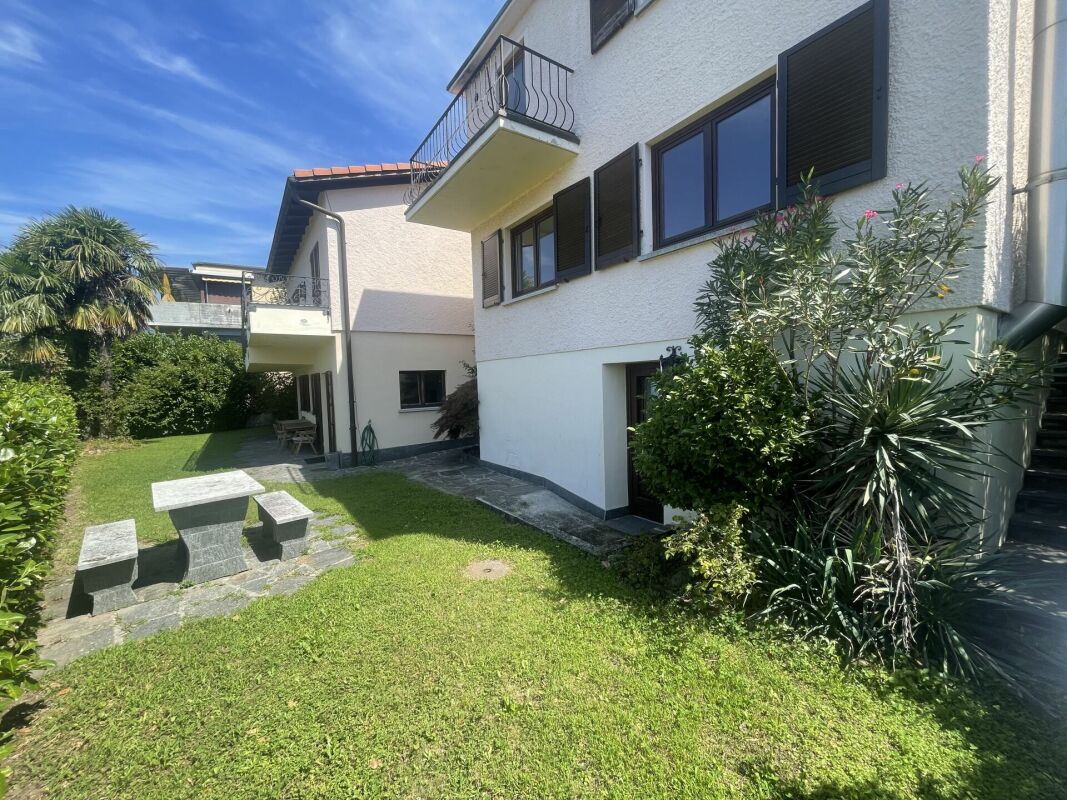 Haus mit Garten und Balkon