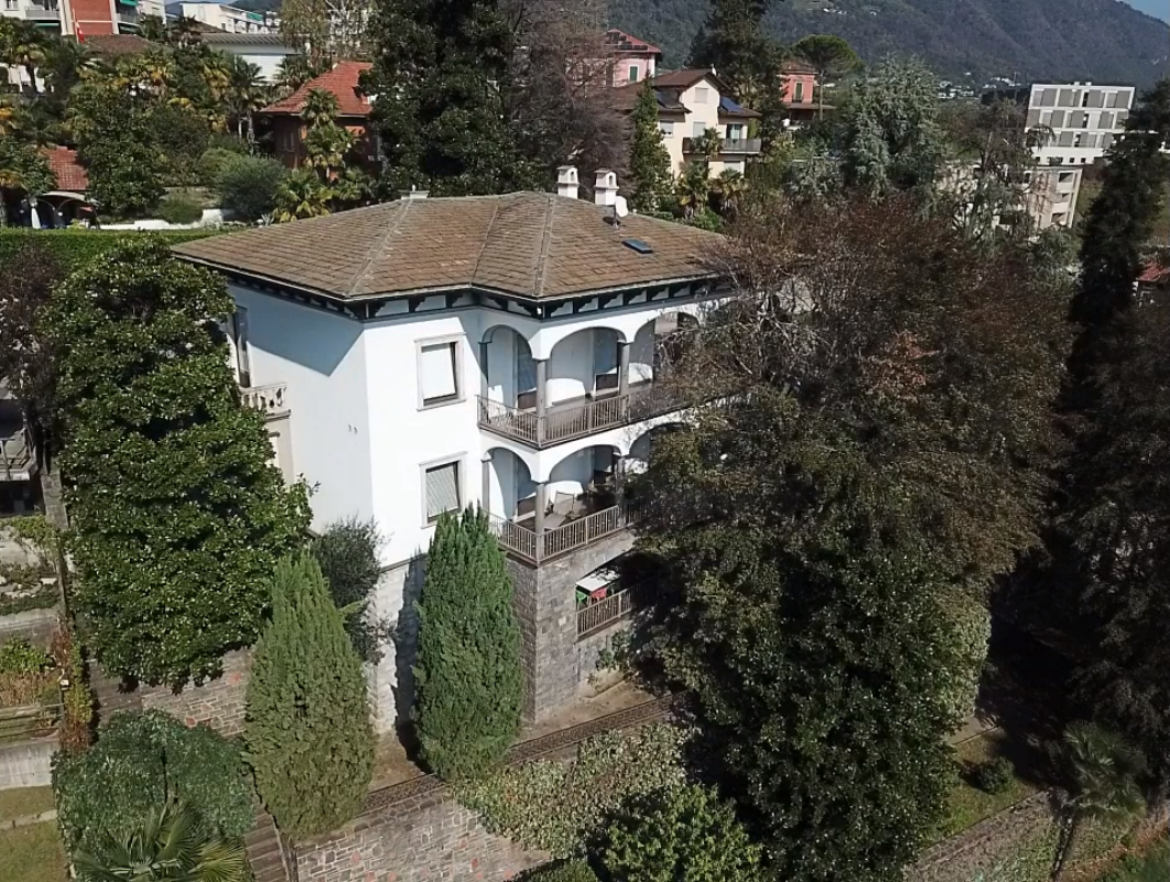 Villenhaus mit Balkon und Gartenblick