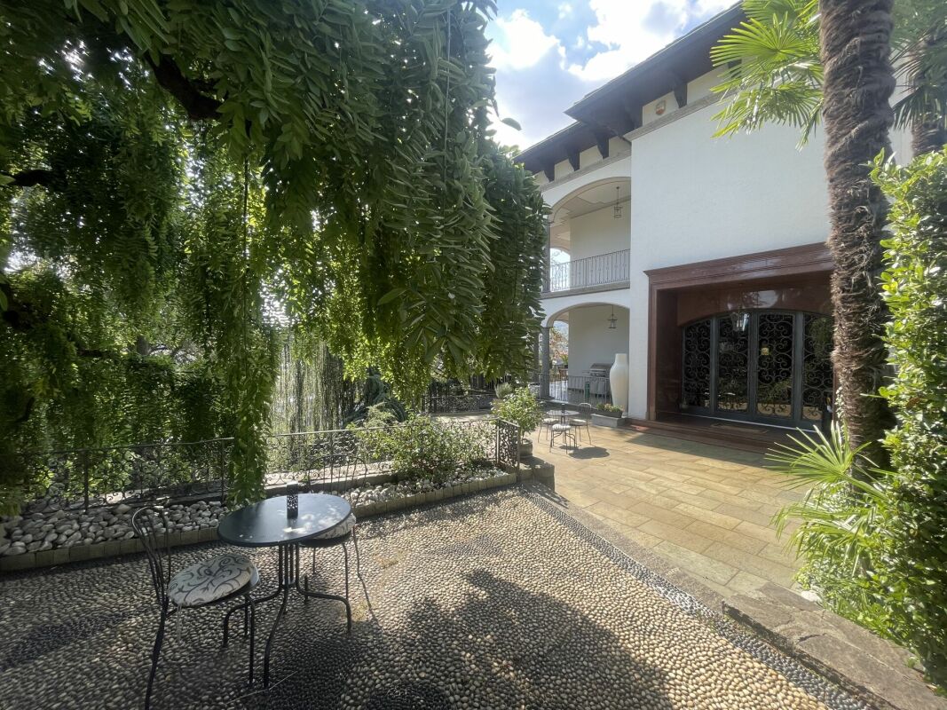 Mediterrane Terrasse mit üppiger Bepflanzung
