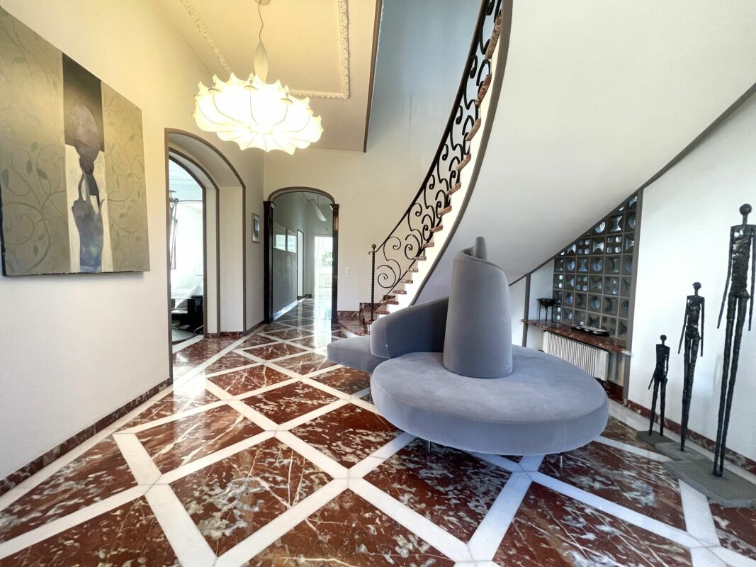 Eingangsbereich mit geschwungener Treppe