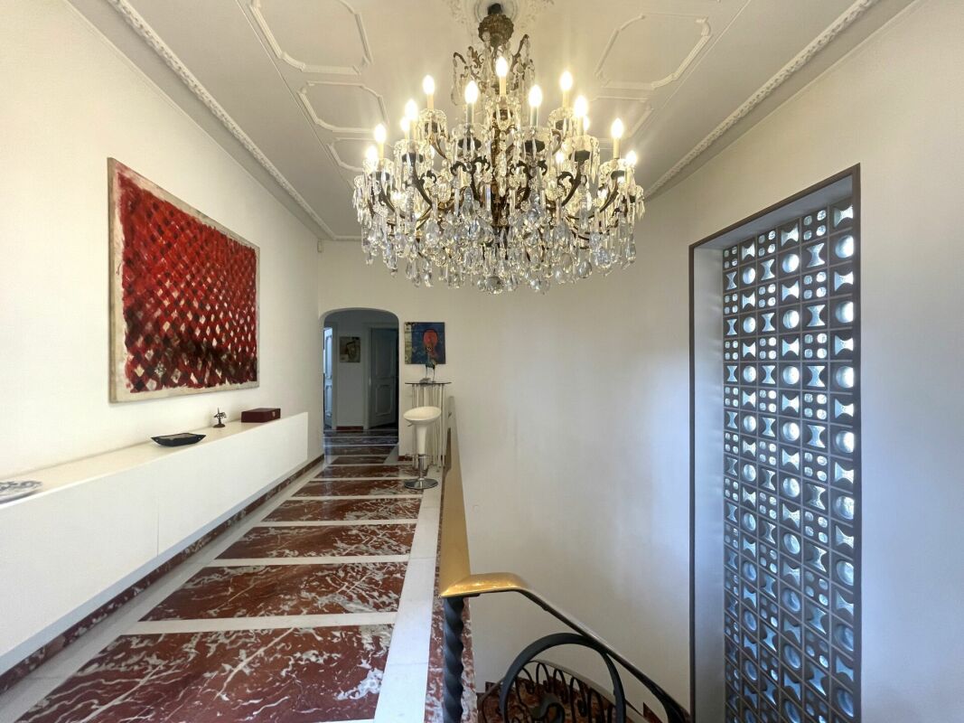 Eleganter Flur mit Kristalllüster