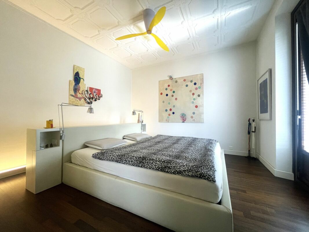 Modernes Schlafzimmer mit großem Bett
