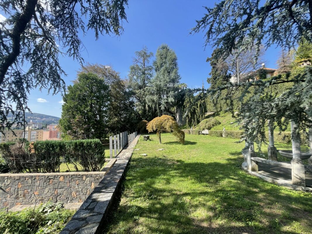 Großer Garten mit Stadtblick