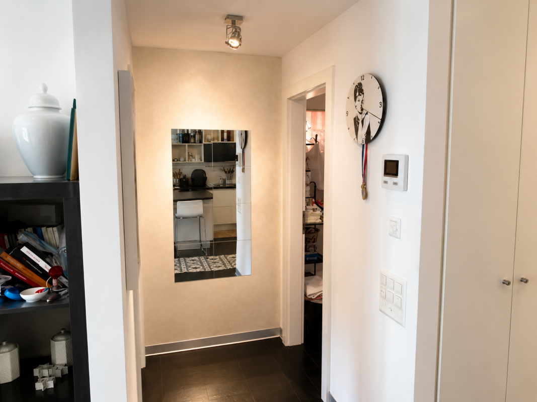 Flur mit Spiegel und Wohnungsdetails