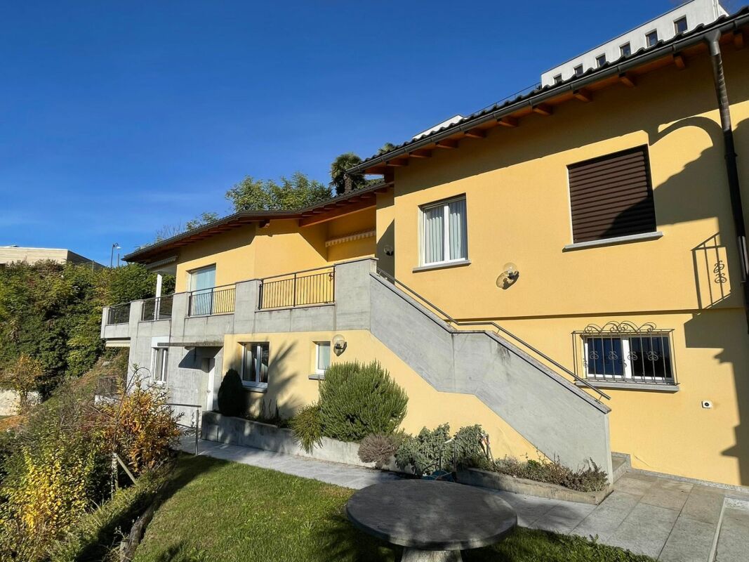 Gelbes Haus mit Außentreppe