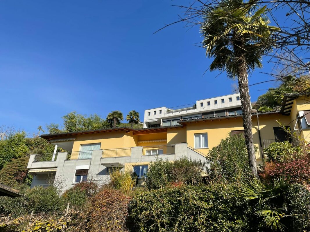 Gelbes Wohnhaus mit Gartenansicht