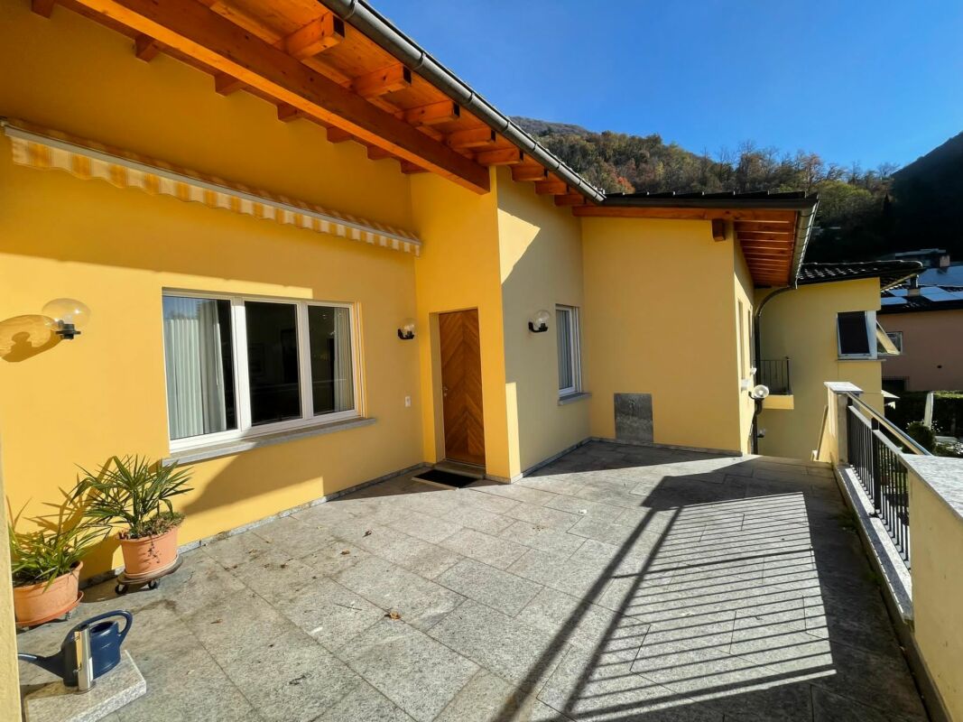 Terrasse an gelbem Wohnhaus