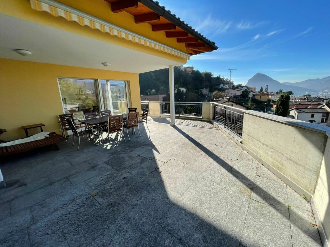 Große Terrasse mit Bergblick