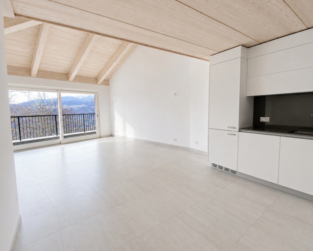 Heller Wohnraum mit integrierter Küche und Bergblick