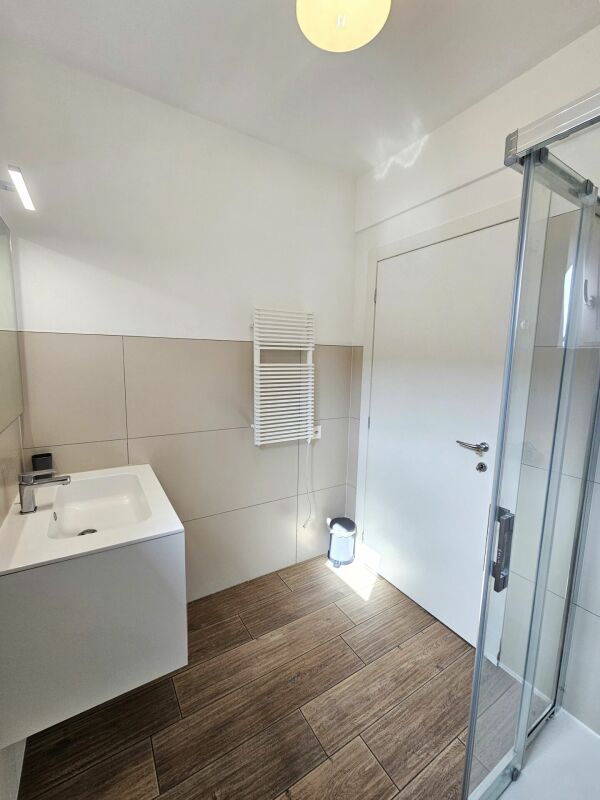 Modernes Bad mit Dusche und Waschtisch