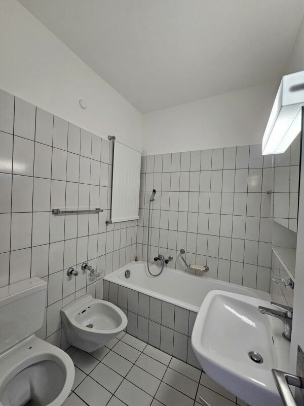 Kleines Badezimmer mit Wanne und Bidet