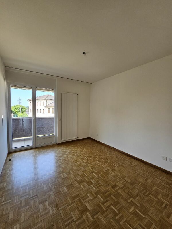 Leerer Wohnraum mit Balkon