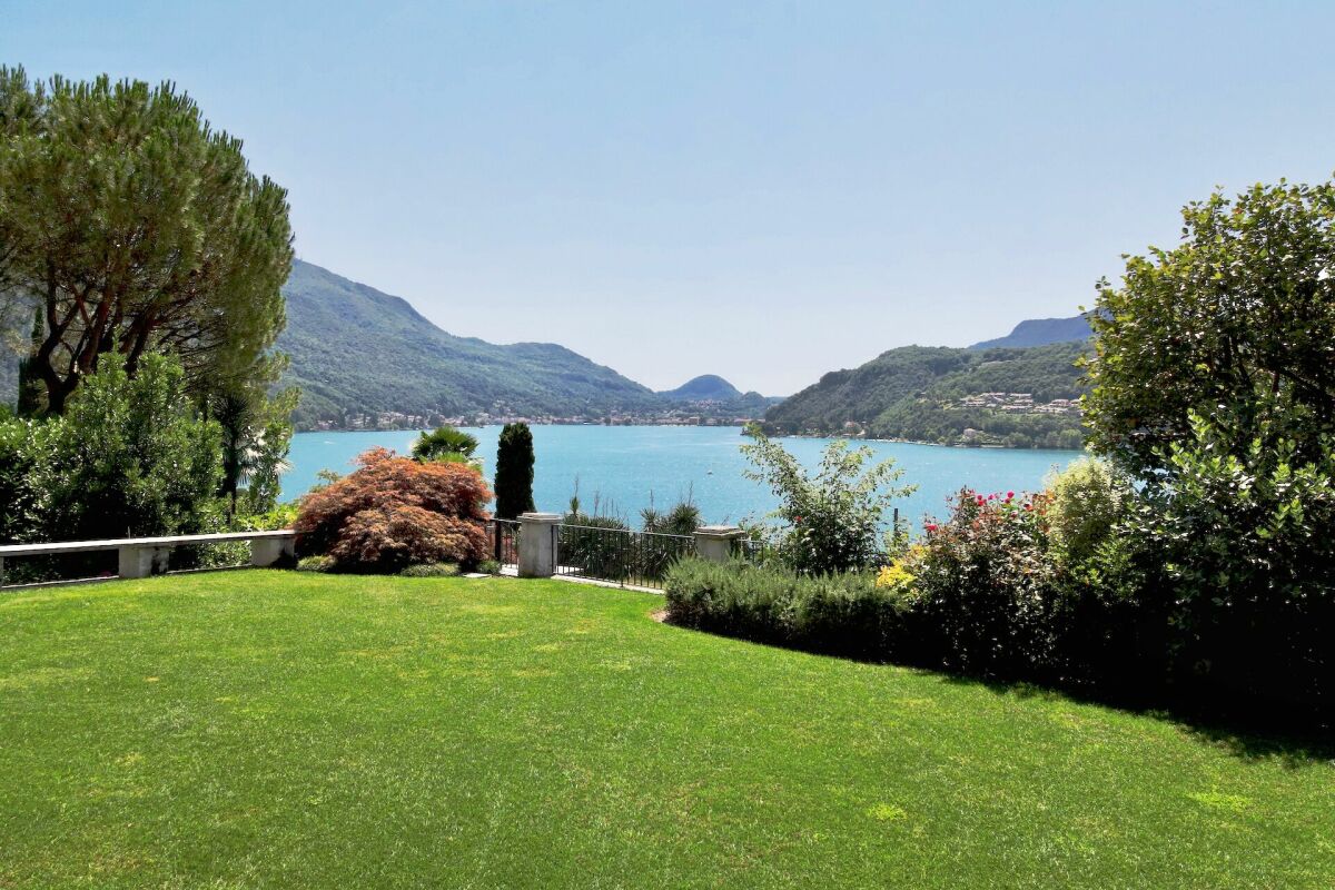 Seeblick über gepflegten Garten