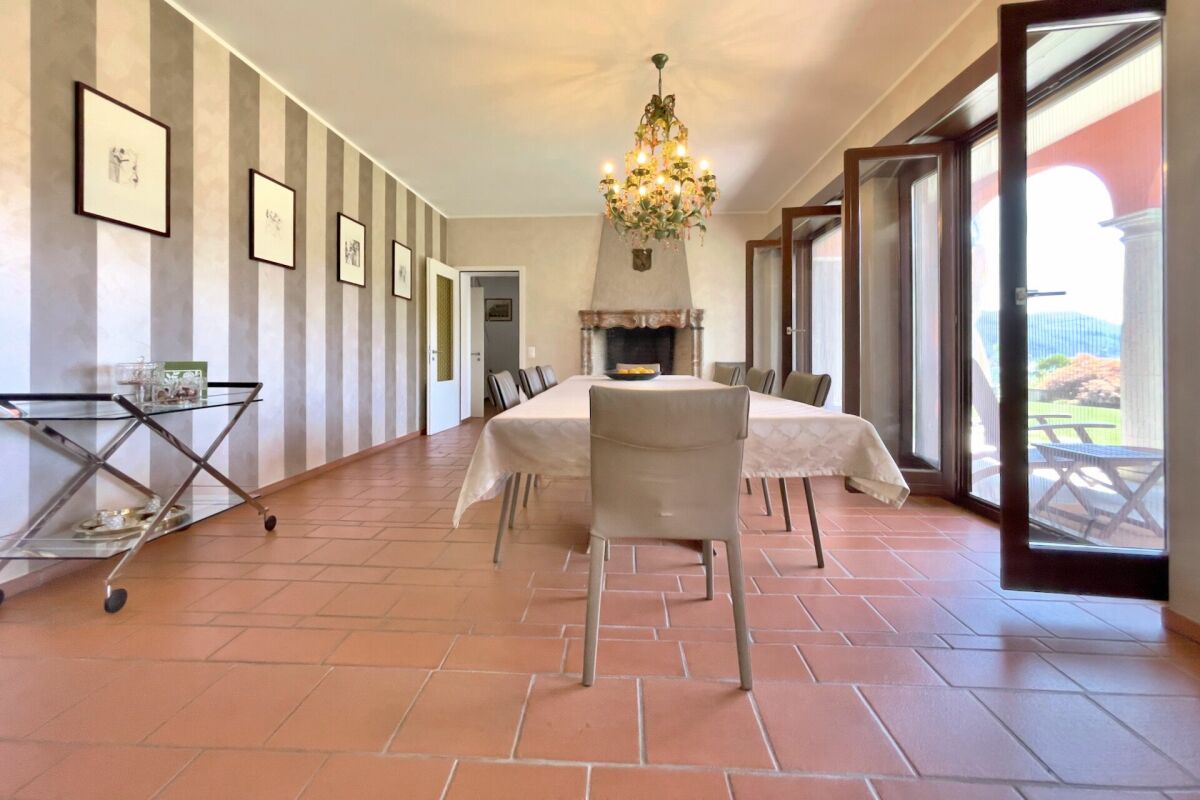 Eleganter Essraum mit Kamin und Terrasse