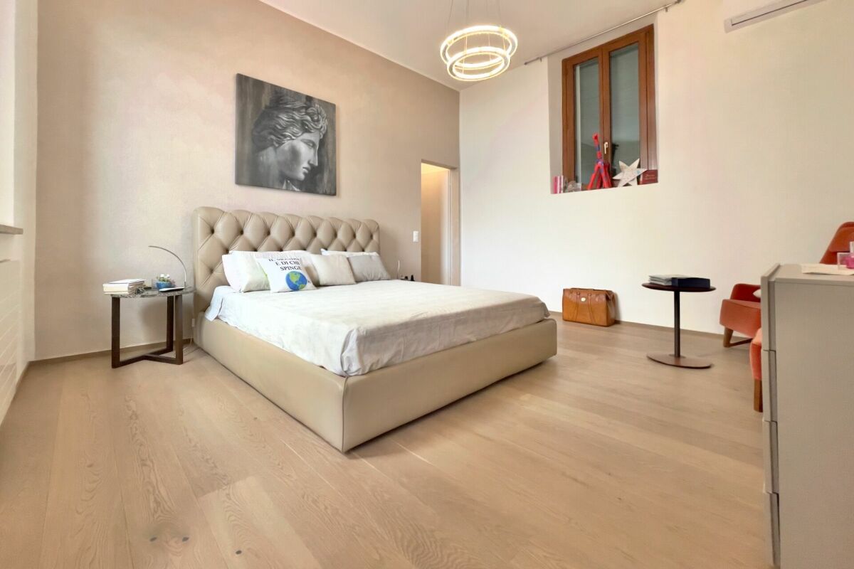 Helles Schlafzimmer mit großem Polsterbett