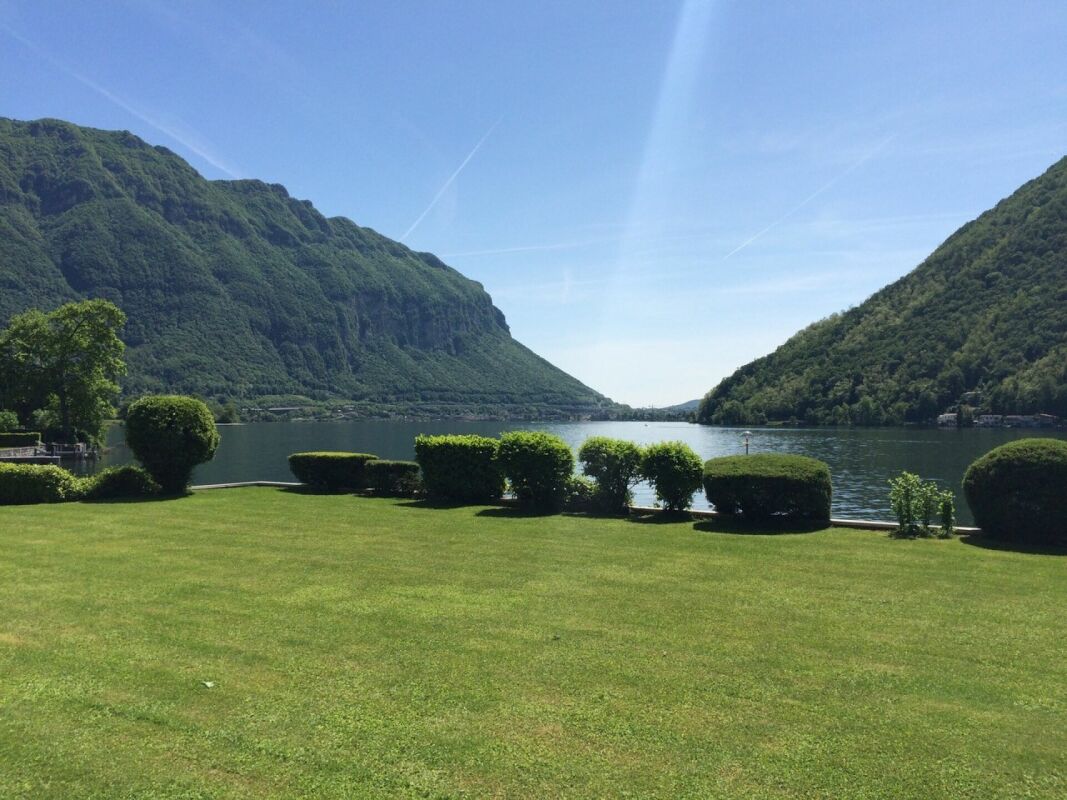 Seeblick mit gepflegtem Rasen