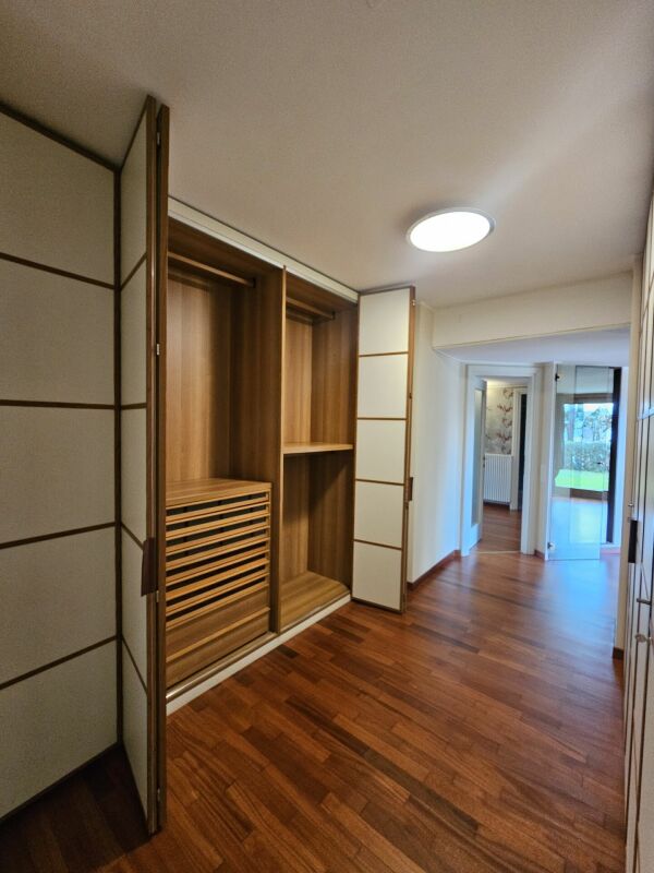 Heller Flur mit Einbauschrank