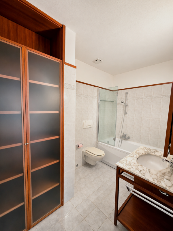 Badezimmer mit Badewanne und Waschtisch