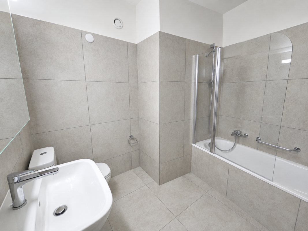 Modernes Badezimmer mit Badewanne und WC