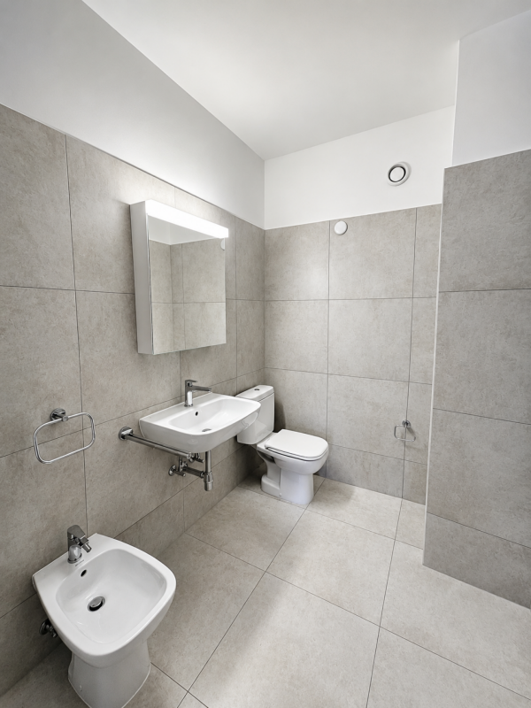 Modernes Gäste-WC mit Wand-WC und Bidet