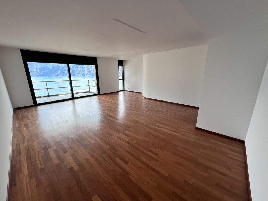 Leerer Wohnraum mit Seeblick
