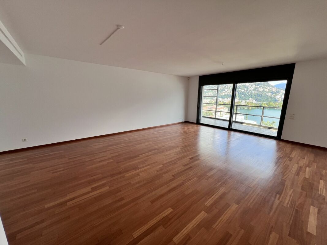 Großer leerer Wohnraum mit Balkonblick
