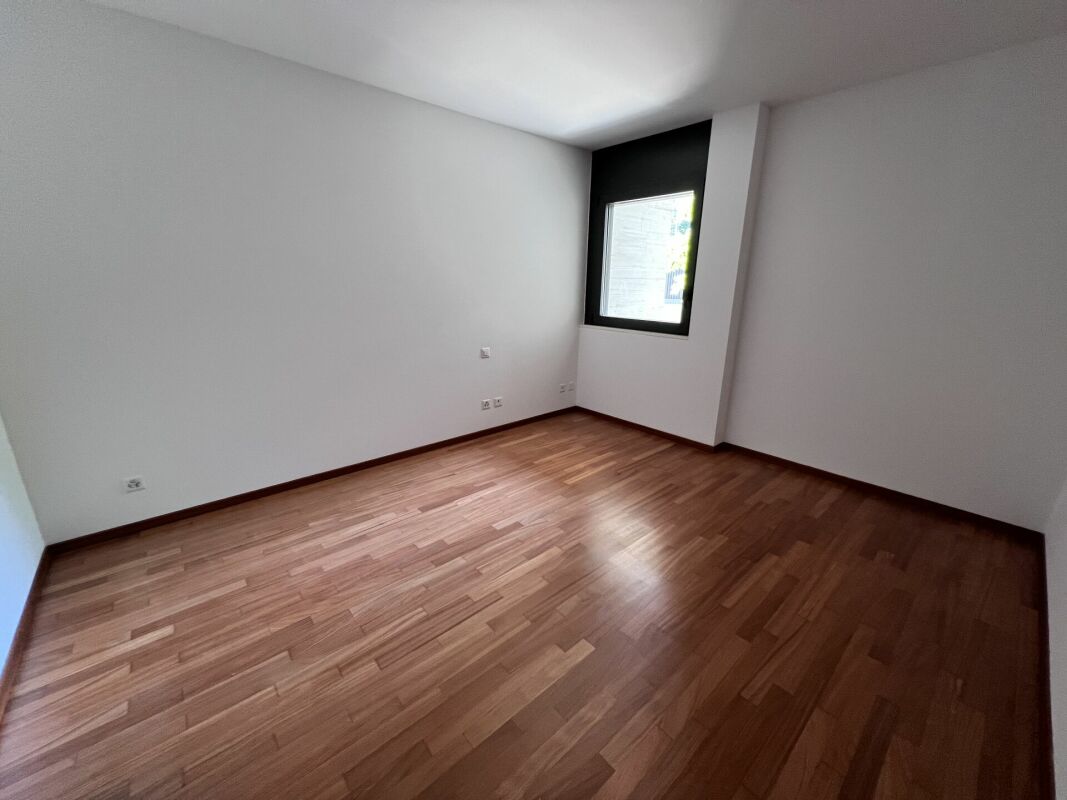 Leerer, heller Raum mit Holzoptikboden