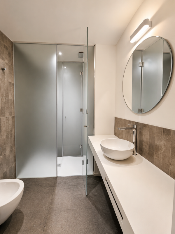 Modernes Badezimmer mit Glasdusche und Waschtisch