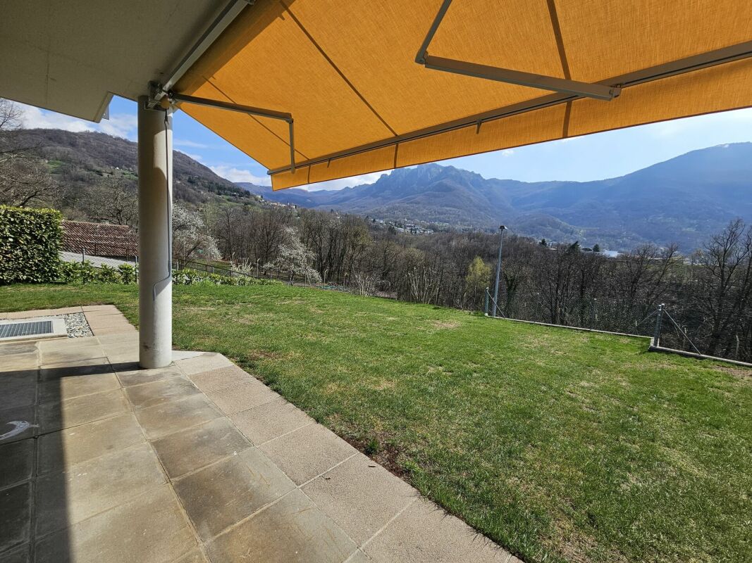 Überdachte Terrasse mit Bergblick