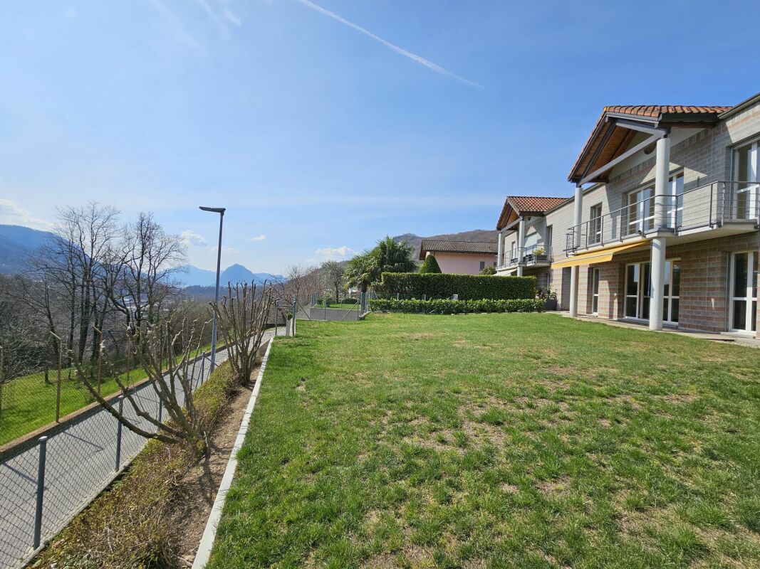 Außenansicht eines Hauses mit Garten und Bergblick