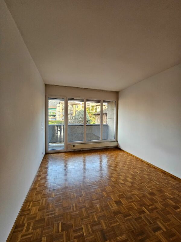 Leerer Wohnraum mit Balkon