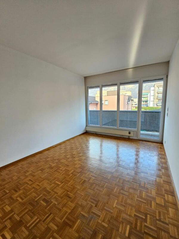 Leerer Wohnraum mit großer Fensterfront