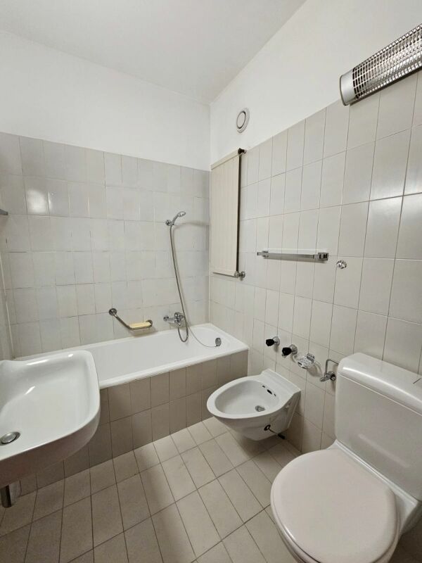Badezimmer mit Wanne und WC
