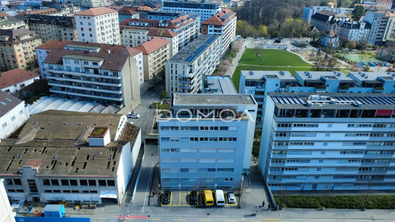 Städtische Luftaufnahme mit Wohn- und Bürogebäuden