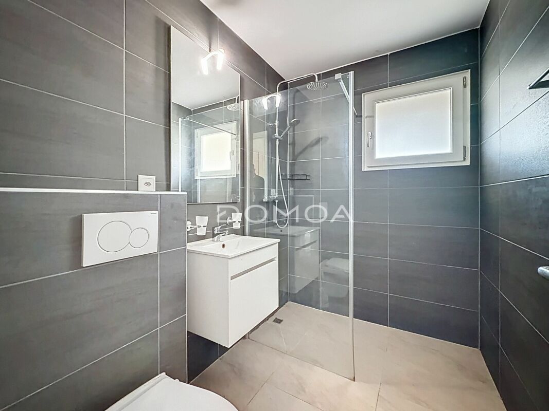 Modernes Badezimmer mit Dusche und Fenster