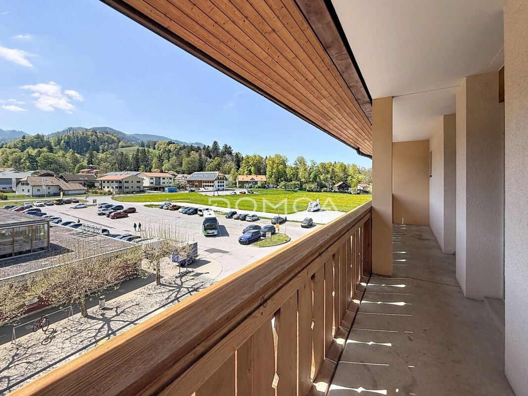 Balkon mit Berg- und Parkplatzblick