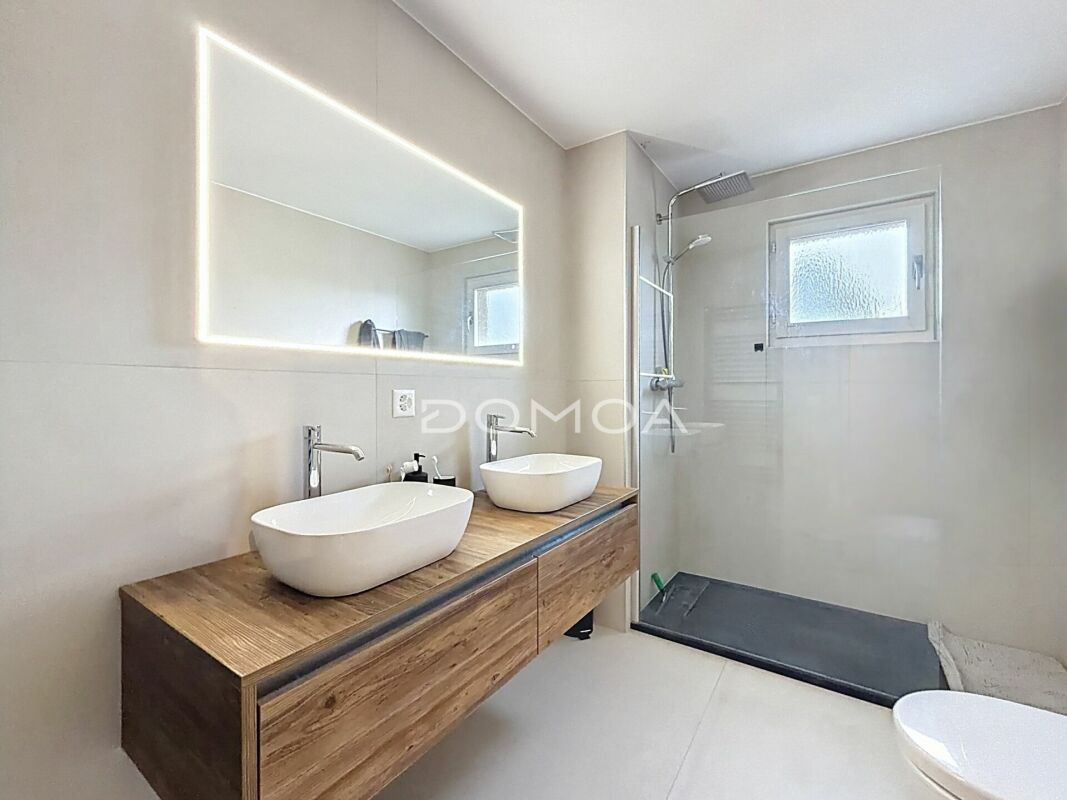 Modernes Badezimmer mit Doppelwaschtisch und Walk-in-Dusche