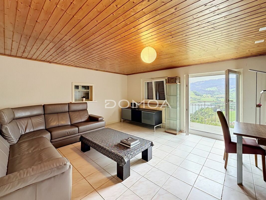 Wohnzimmer mit Balkonblick