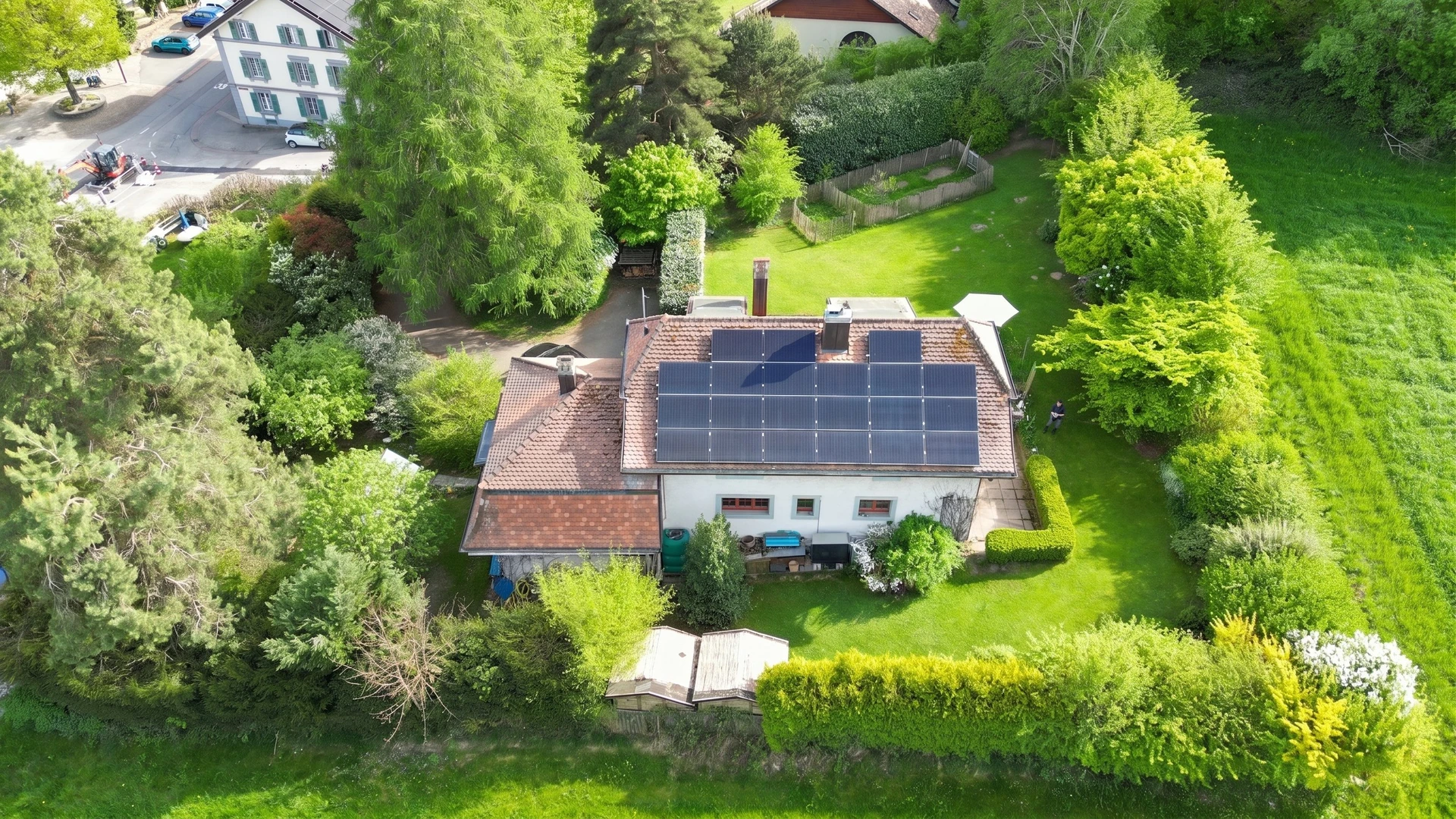 Luftaufnahme eines Hauses mit großem Garten