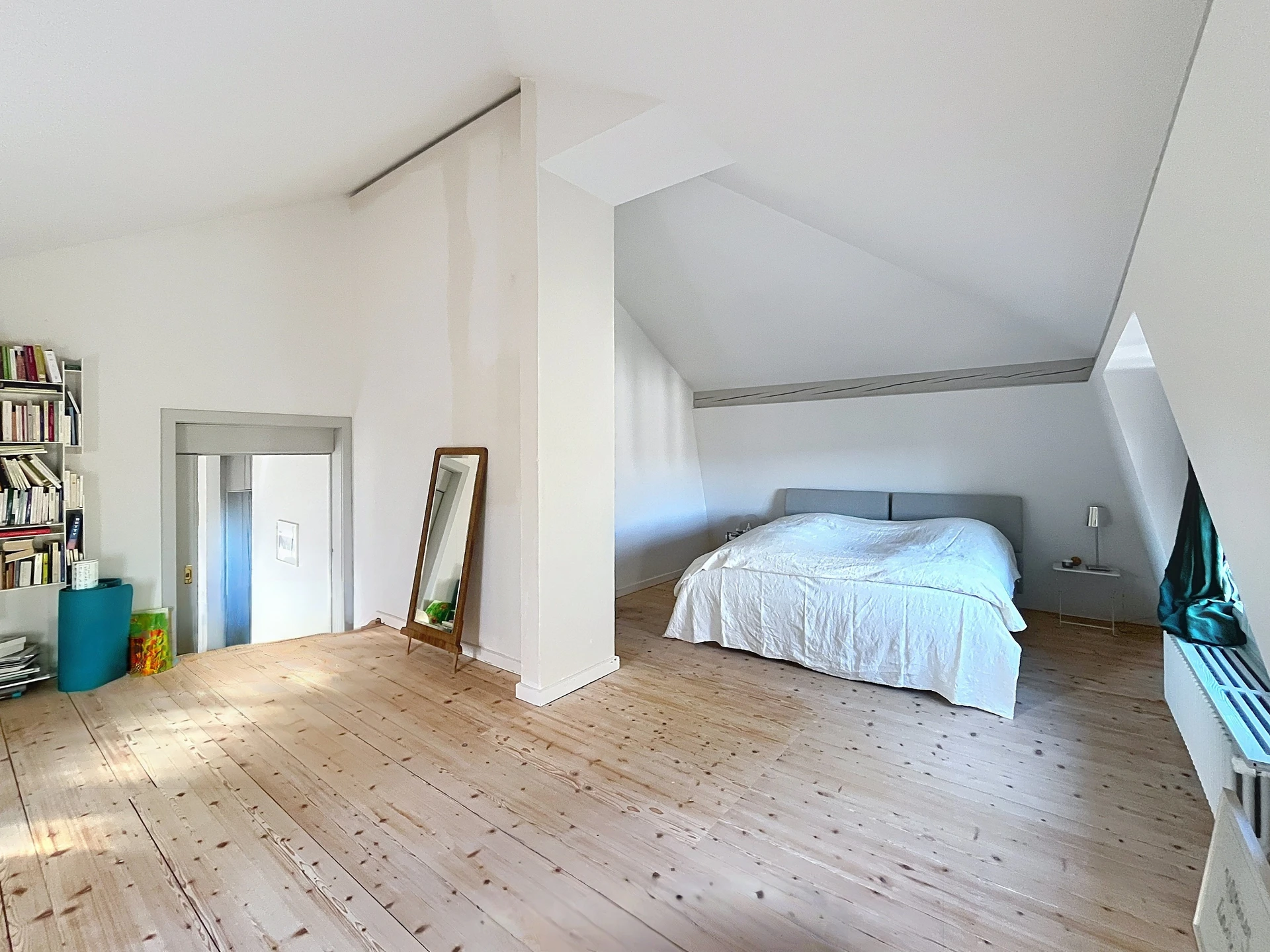 Dachgeschoss-Schlafzimmer mit offener Fläche